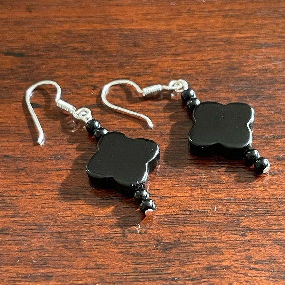 Carved clover black onyx solid sterling silver drop earrings - Picture 5 of 5